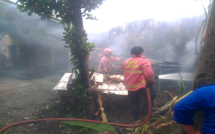 Kebakaran menimpa sebuah rumah di Jalan Anjasmoro No. 11, RT 04 RW 01, Kelurahan Kauman, Kecamatan Kauman, Kabupaten Tulungagung, pada Jumat (15/8/2025).