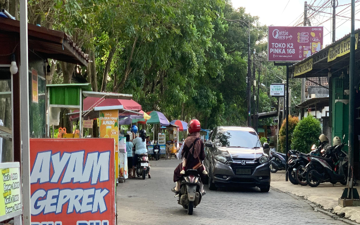 Pengguna jalan melintas di kawasan kuliner Pinka yang sedang dalam proses penataan. (LESTARI UNTUK RADAR TULUNGAGUNG)