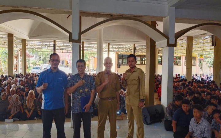 Sejumlah guru tamu dihadirkan SMAN 1 Rejotangan untuk mengupas digital marketing. (MEGA MUSTIKA SARI)
