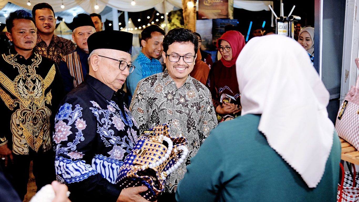 H Rijanto bersama Yayat Cadarajat mengunjungi stan bazar UMKM mendukung penuh semarak ekonomi wilayah mataraman.