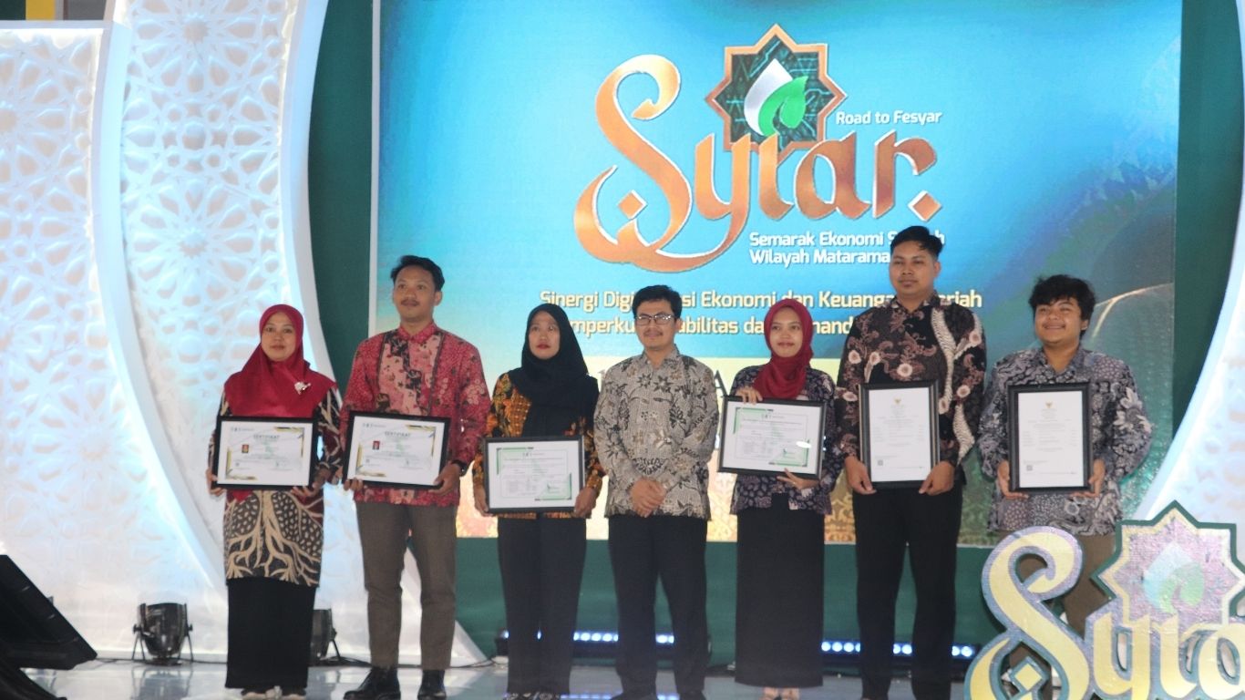 Bank Indonesia Kediri menyerahkan sertifikasi halal pada pelaku UMKM Kabupaten Blitar.