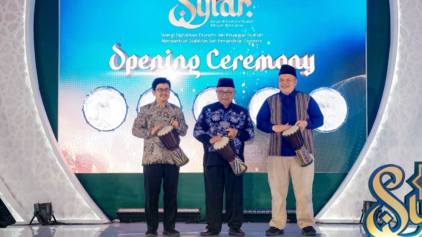 Kepala BI Kediri Yayat Cadarajat (kiri) bersama Bupati Blitar H Rijanto membuka opening ceremony SYIAR road to Festival Ekonomi Syariah, yang berlangsung tiga hari di Alun-Alun Kanigoro.
