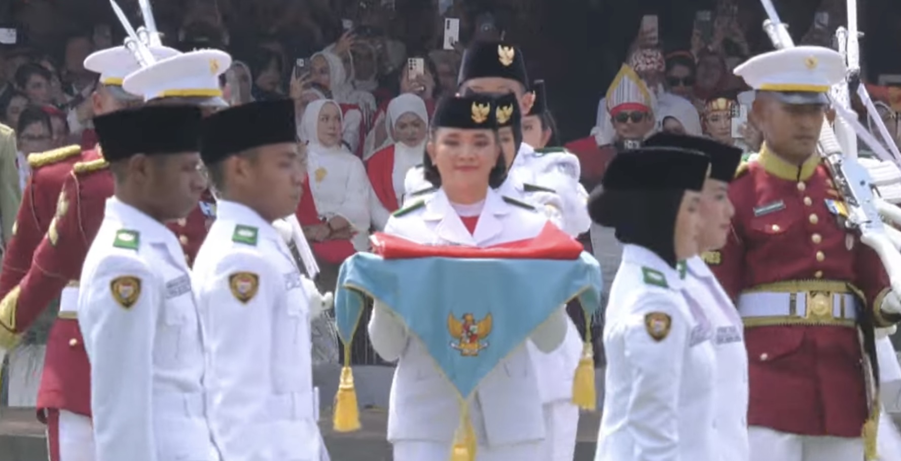 Bianca Alessia Christabella Lantang, siswi SMA Lentera Harapan Tomohon asal Sulawesi Utara, membawa baki bendera Merah Putih pada upacara HUT ke-80 RI di Istana Merdeka.