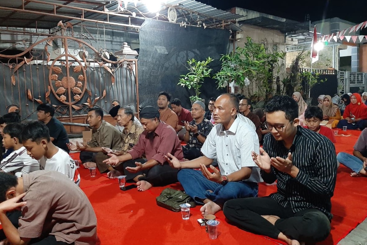 Warga Permako 2 Tulungagung tak mau ketinggalan menggelar malam tirakatan. (ANDY SURYO UNTUK RADAR TULUNGAGUNG)