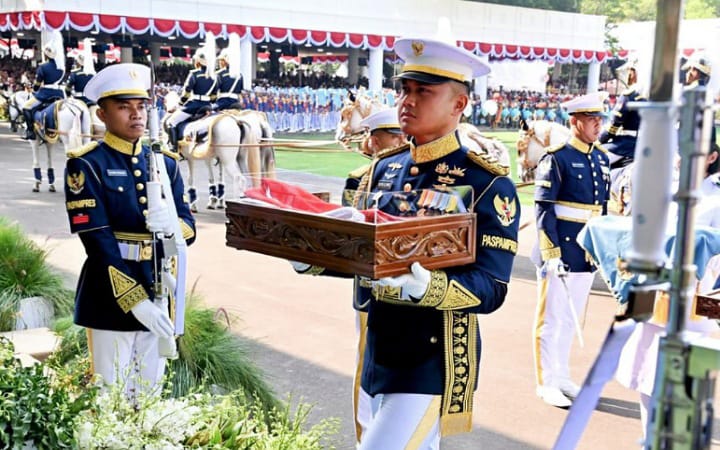 Prosesi kirab Bendera Pusaka yang berlangsung khidmat pada Minggu pagi, 17 Agustus 2025.