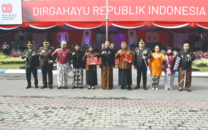 Bupati Gatut Sunu Wibowo bersama wakil dan Forkompimda Kabupaten Tulungagung, foto bersama usai Upacara HUT ke 80 RI.