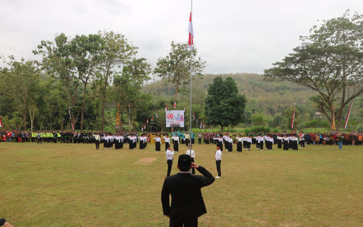 Upacara HUT Ke-80 RI di Desa Kedungcangkring, Pagerwojo, Tulungagung, diikuti berbagai elemen masyarakat, Minggu (18/8/2025).