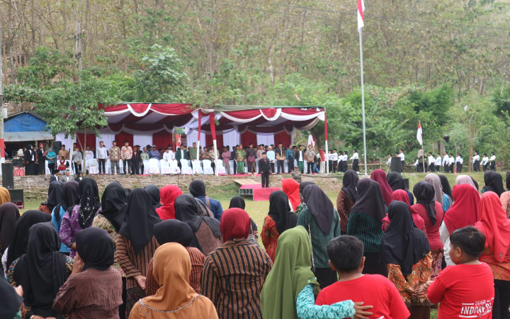 Desa Kedungcangkring, Kecamatan Pagerwojo, Kabupaten Tulungagung, mencatat sejarah baru dengan menggelar upacara HUT Ke-80 RI untuk pertama kalinya secara terbuka bagi umum.