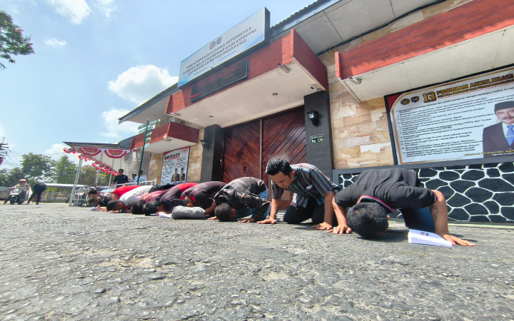 Puluhan warga binaan Lapas Kelas IIB Tulungagung sujud syukur begitu bebas usai menerima remisi di momen HUT ke 80 RI, Minggu (17/8/2025).