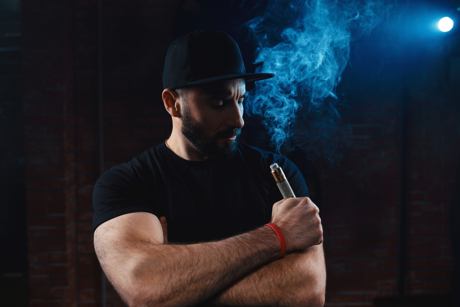 Seorang pria menikmati rokok elektrik dalam genggaman. (FREEPIK)
