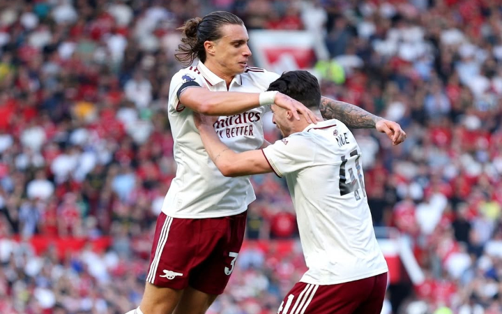 Riccardo Calafiori dan Declan Rice merayakan gol bersama usai sundulan Calafiori memecah kebuntuan di menit ke‑13, membawa Arsenal unggul dan meraih kemenangan 1‑0 di Old Trafford.