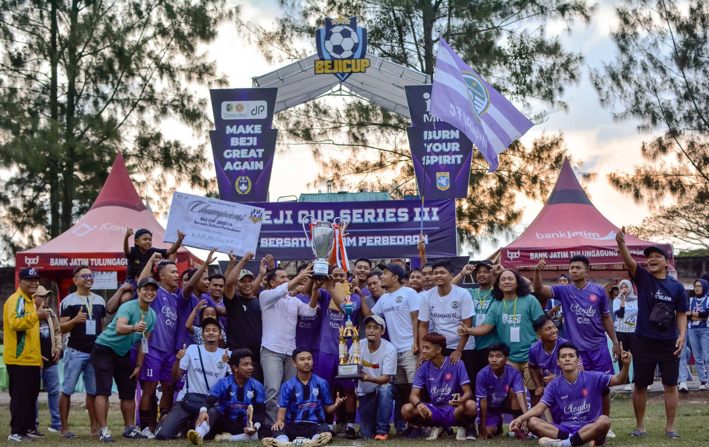Kesebelasan Kelurahan Karangwaru menyabet juara I kejuaraan sepak bola Beji Cup Series III setelah menjungkalkan Desa Ringinpitu. (TAG PHOTBALL)