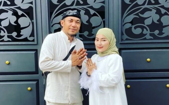 Suami Mpok Alpa, Ajie Darmaji, kini harus tegar rawat 4 anak termasuk bayi kembar usai ditinggal sang istri tercinta.