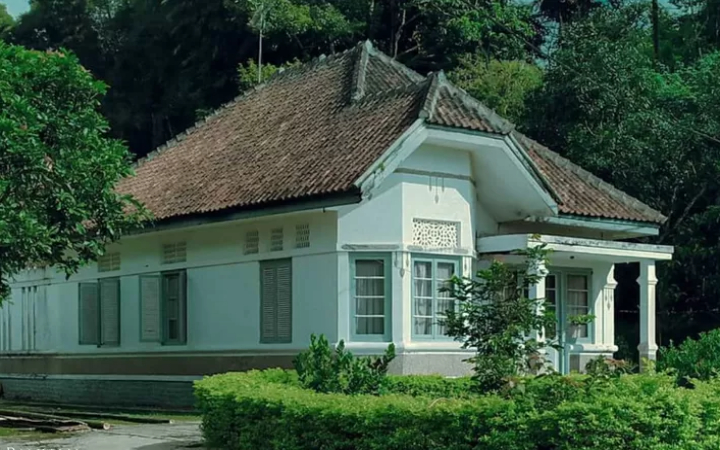 Rahasia rumah kolonial tetap sejuk tanpa AC, desain arsitektur dan materialnya mampu meredam panas tropis secara alami.