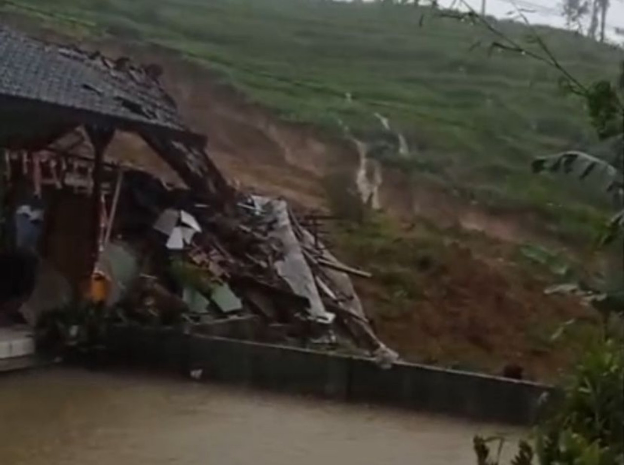 Tangkapan layar video tanah longsor terjadi di Desa Kradinan, Kecamatan Pagerwojo, Tulungagung pada Selasa (19/8/2025).