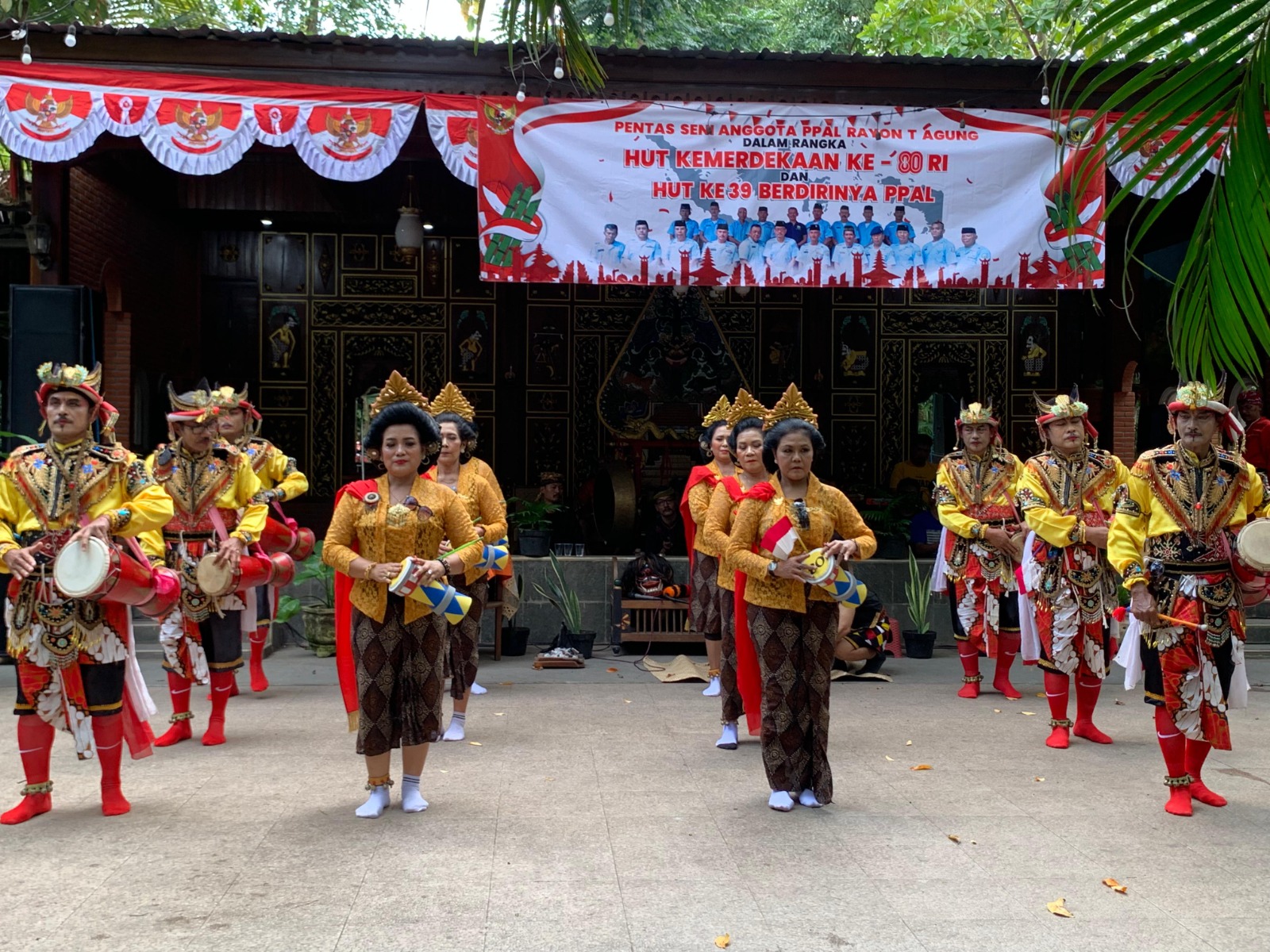 Tari Reog Kendang memeriahkan peringatan HUT ke-80 Kemerdekaan RI dan HUT ke-39 PPAL. (SANDY YUWANA/RADAR TULUNGAGUNG)