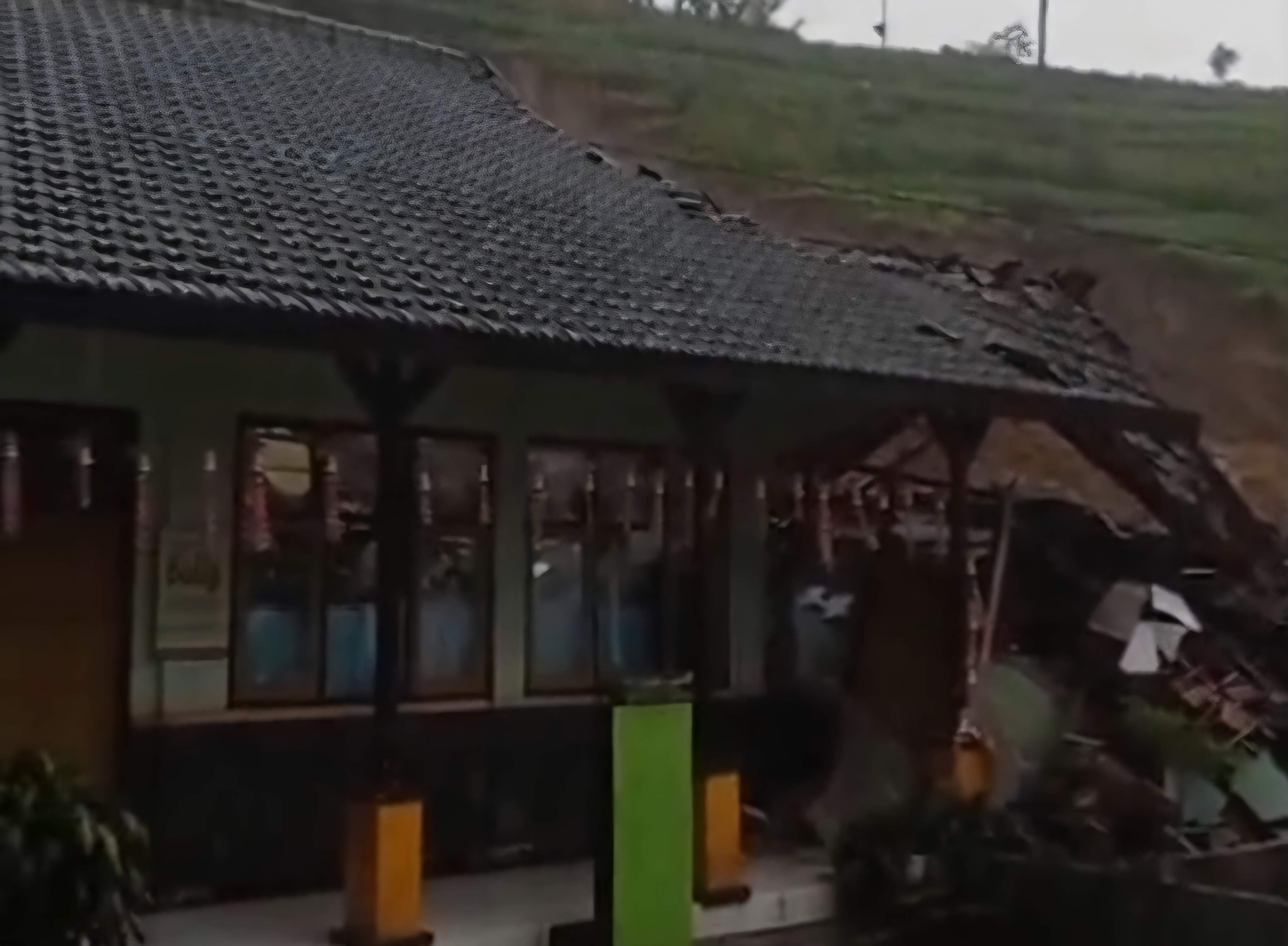 Bangunan SDN 2 Kradinan ikut terdampak tanah longsor pada Selasa sore.