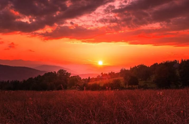 Langit biru lalu berubah oranye saat senja bukan sekadar keindahan. Temukan misteri ilmiah di balik warna langit yang menakjubkan ini!