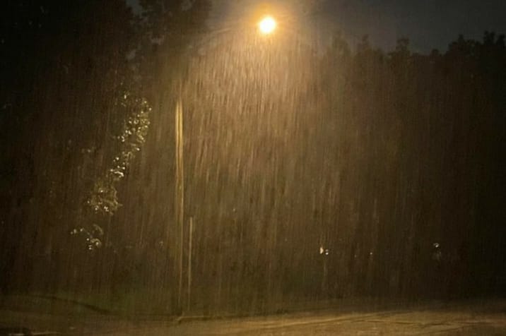 Hujan sering dianggap romantis, tapi ada fakta unik di baliknya. Cari tahu kenapa hujan bikin hati hangat dan penuh kenangan indah
