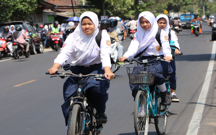 Pelajar di Tulungagung harus tingkatkan daya saing dengan banyak ikut kompetisi dan belajar keras serta percaya kemampuan diri.