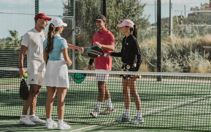 Padel dimainkan di lapangan kecil dengan dinding kaca, olahraga raket modern ini kini jadi tren global dan mulai digemari di Indonesia.