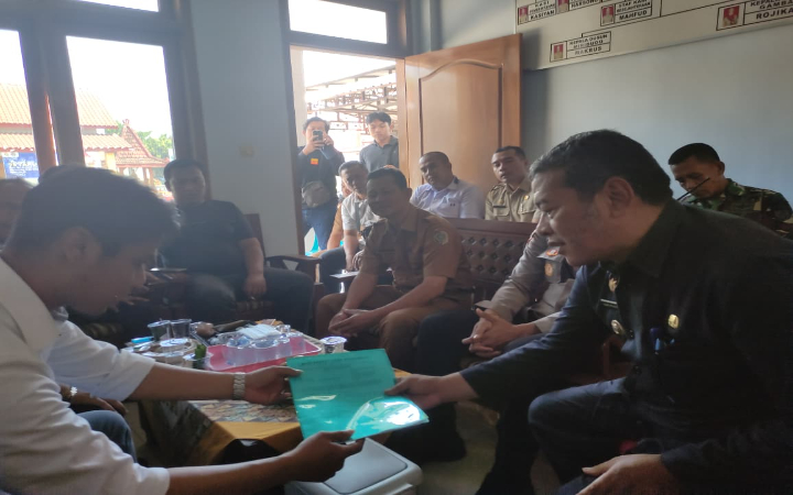 Warga  melakukan aksi protes besar-besaran di Kantor Desa Mirigambar, Kecamatan Sumbergempol, Kabupaten Tulungagung, pada Senin (11/8/2025).