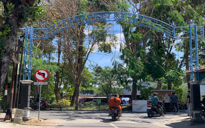 Pengguna jalan melintas di kawasan kuliner Pinka Tulungagung yang diberlakukan rekayasa lalu lintas.