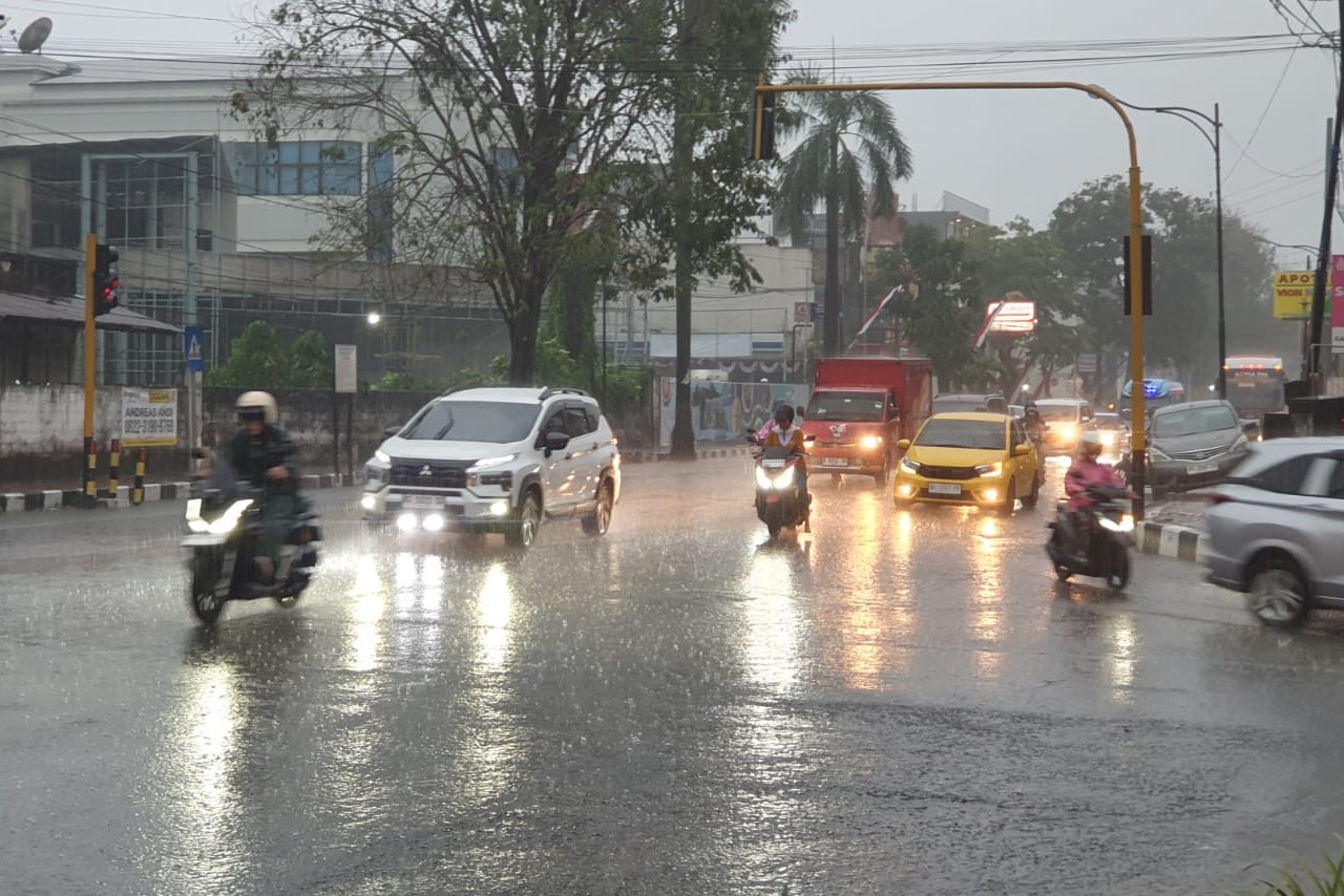 Hujan deras mengguyur Tulungagung pada Selasa (19/8). (DR PERDANA/RADAR TULUNGAGUNG)