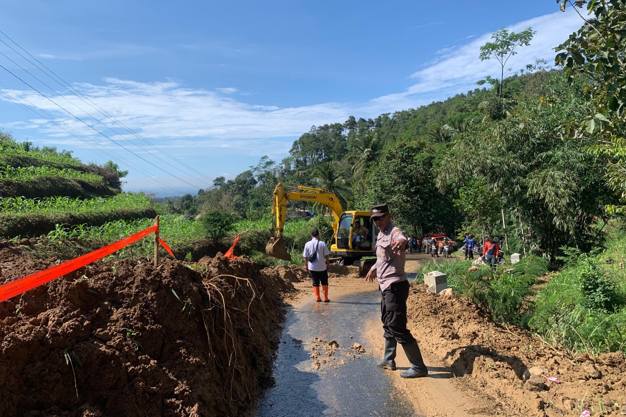 Akses jalan penghubung Tulungagung - Trenggalek di Desa Kradinan sudah bisa dilintasi bergantian. (SANDY YUWANA/RADAR TULUNGAGUNG)