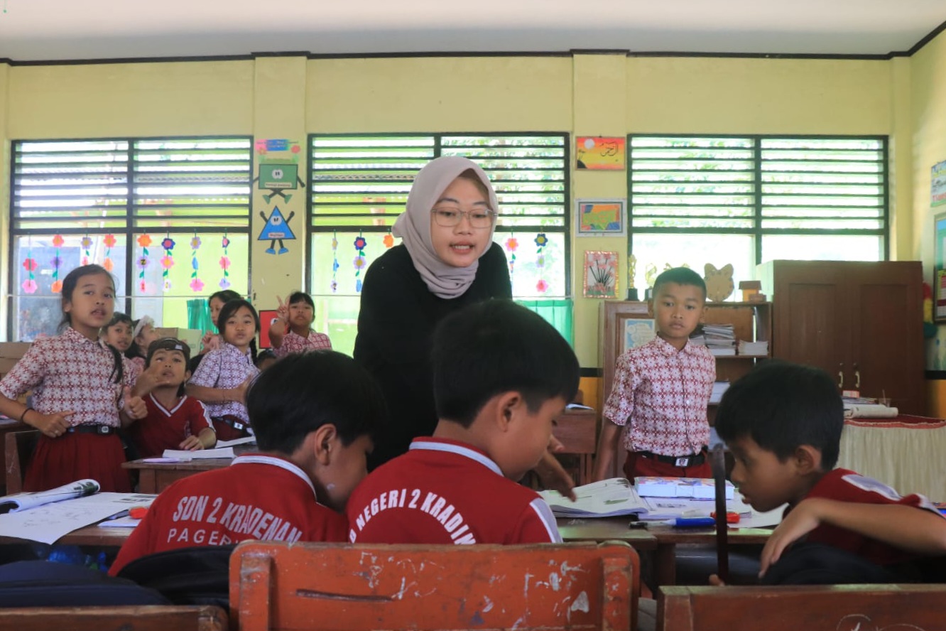 Ardian Devi, guru kelas III SDN 2 Kradinan sedang mengajar siswanya. (SANDY YUWANA/RADAR TULUNGAGUNG)