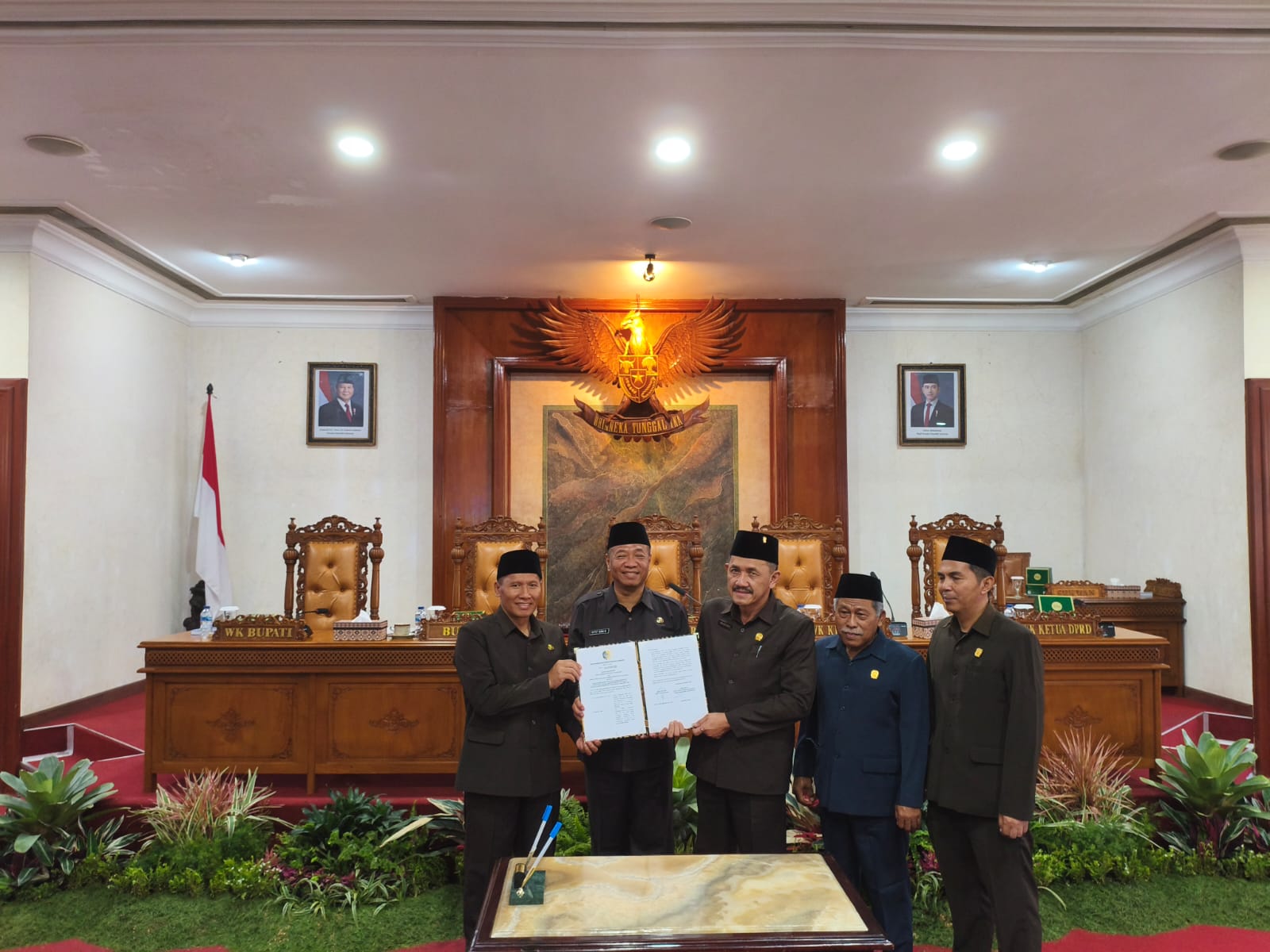 Bupati Tulungagung Gatut Sunu Wibowo (dua dari kiri) menerima berita acara penetapan ranperda RPJMD dari Ketua DPRD Kabupaten Tulungagung Marsono.