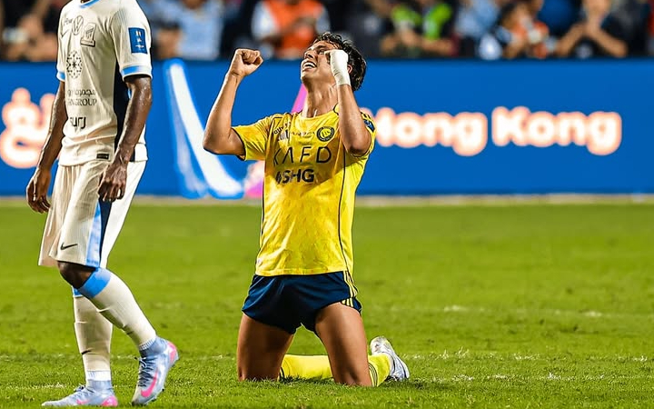 Jo&atilde;o F&eacute;lix merayakan gol penentu kemenangan  yang membawa Al-Nassr melaju ke final Supercopa Arab 2025 meski bermain dengan 10 pemain.