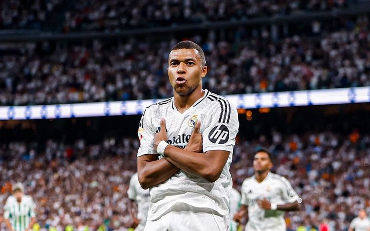 Kylian Mbapp&eacute; merayakan gol perdananya musim ini di La Liga bersama Real Madrid setelah sukses mengeksekusi penalti ke gawang Osasuna di Santiago Bernab&eacute;u.
