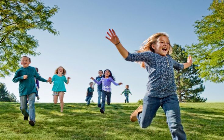 Hiperaktif atau ADHD? Jangan sampai salah paham, bunda. Cari tahu bedanya dan temukan cara terbaik mendampingi anak.