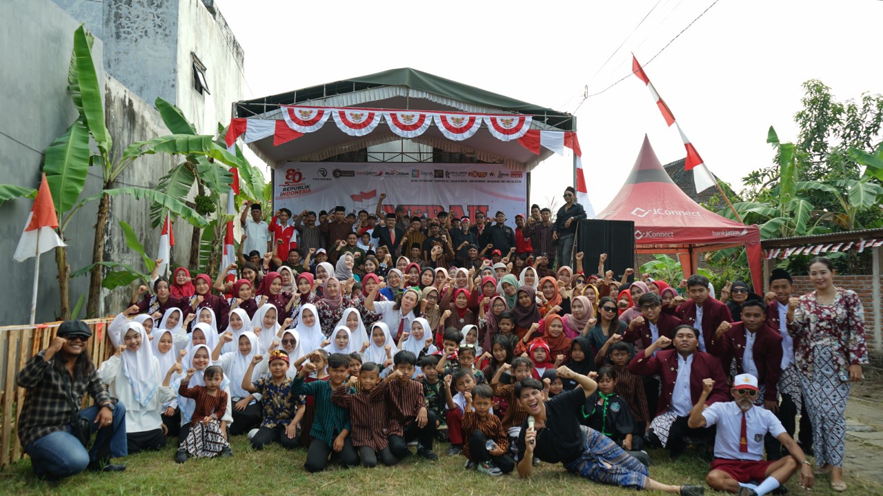 Warga Lingkungan Manunggal Utara (Moyoketen-Gedangsewu) Tulungagung memakai beragam kostum untuk upacara bendera pada Minggu (17/8/2025) lalu.