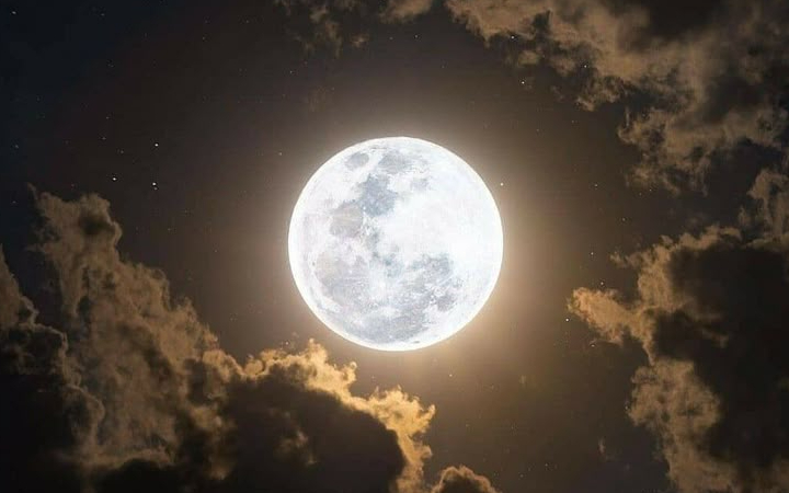 Bulan sering dianggap istimewa karena dekat dengan bumi dan terlihat jelas di langit malam.