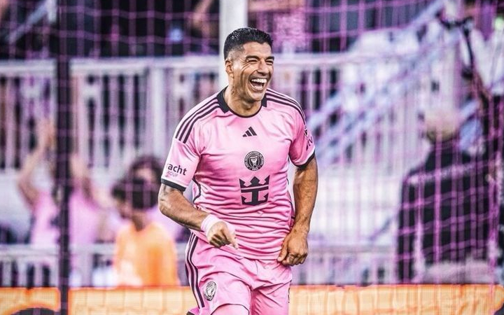 Su&aacute;rez tampil sebagai pahlawan Inter Miami dengan dua gol penalti, mengantar tim ke semifinal meski bermain tanpa Lionel Messi.