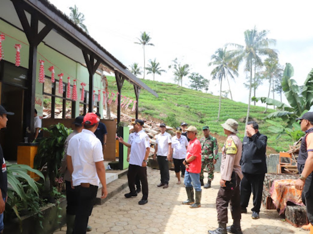 Bupati Tulungagung Gatut Sunu Wibowo saat meninjau bangunan SDN 2 Kradinan yang rusak akibat tanah longsor.