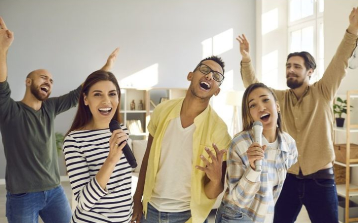Weekend tanpa karaoke itu hambar! Yuk cek daftar 50 lagu karaoke mudah dinyanyikan biar suasana makin pecah.