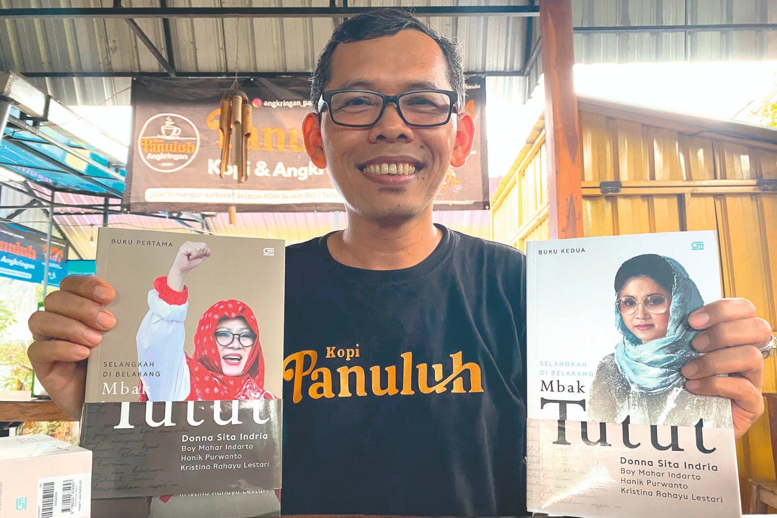 Hanik Purwanto menunjukkan dua buku biografi Mbak Tutut yang membuatnya bisa berinteraksi dengan Keluarga Cendana. (DR PERDANA/RADAR TULUNGAGUNG)