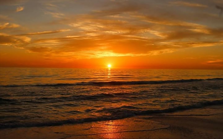 Sunset atau matahari terbenam selalu berhasil memikat hati, baik bagi fotografer profesional maupun pecinta foto untuk sekadar mengisi feed Instagram.