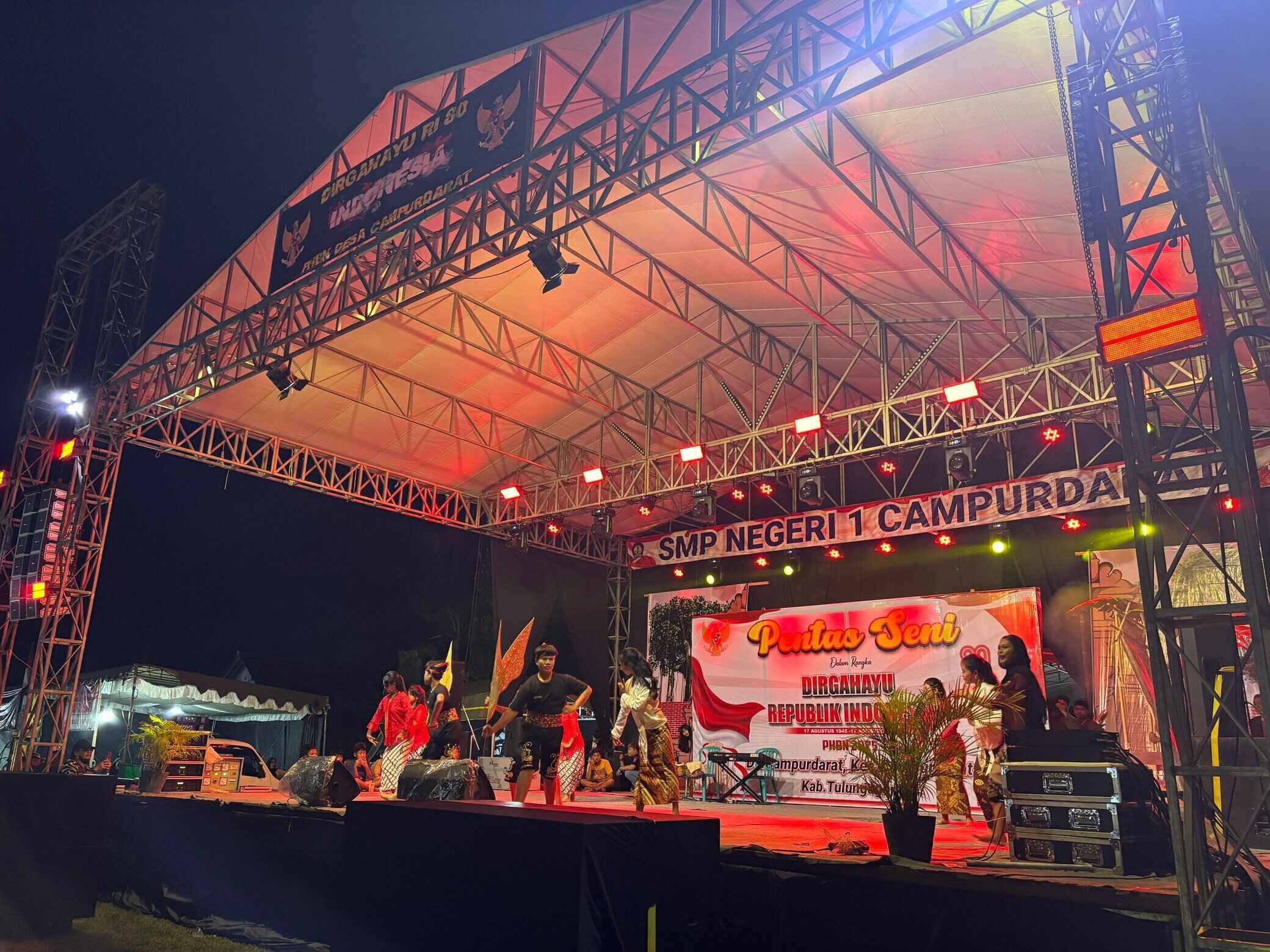 Dalam Rangka Memperingati Hari Kemerdekaan RI ke 80, Desa Campurdarat mengadakan stand pameran dan pentas seni di lapangan campurdarat (Tasya)