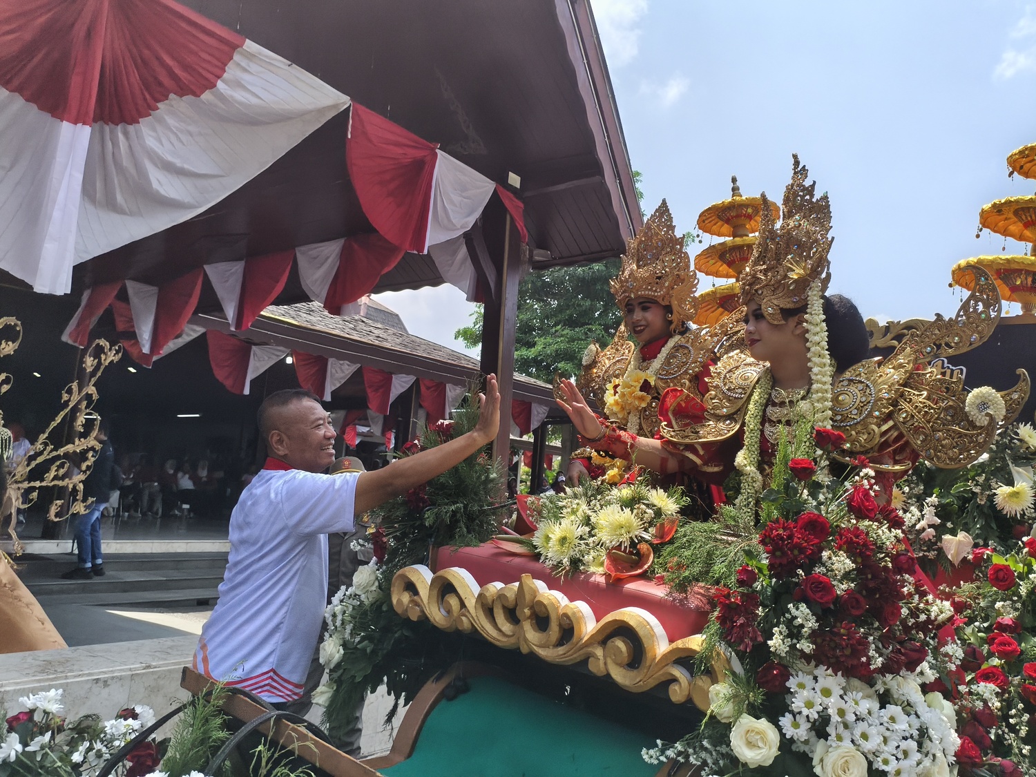 Bupati Tulungagung Gatut Sunu Wibowo menyapa peserta karnaval pada Minggu (24/8/2025) pagi.
