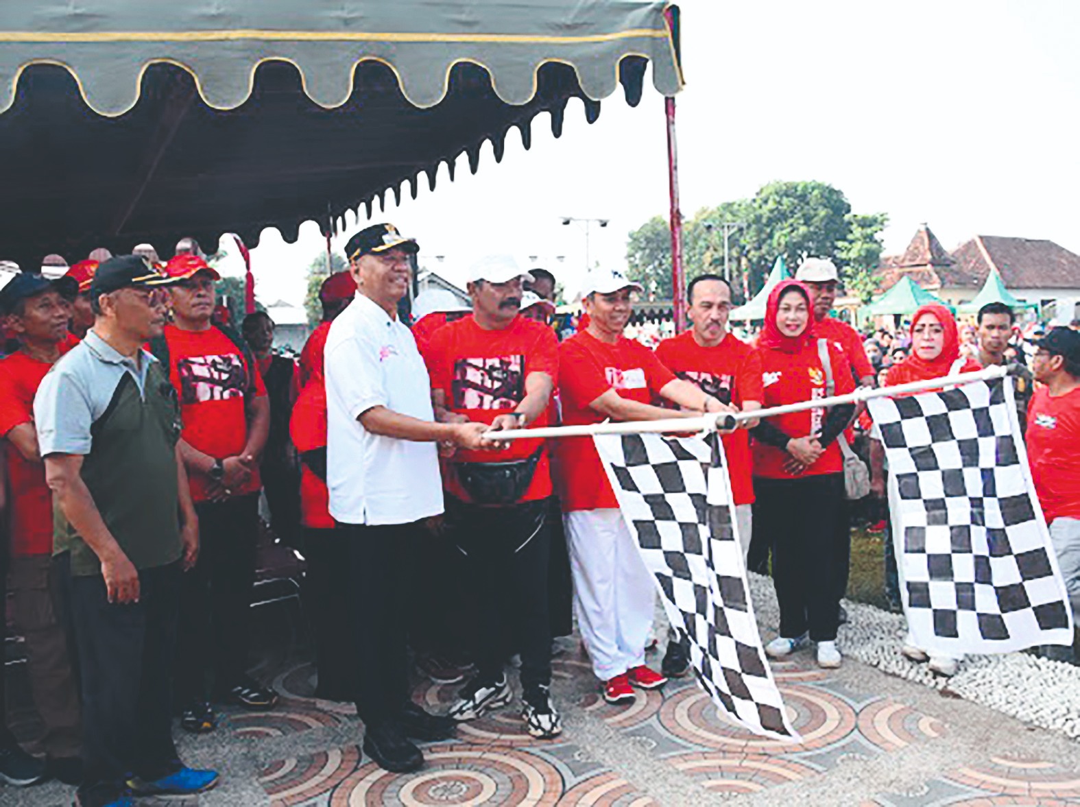 Bupati Tulungagung Gatut Sunu Wibowo memberangkatkan peserta jalan sehat di Lapangan Pucung Lor, Kecamatan Ngantru.