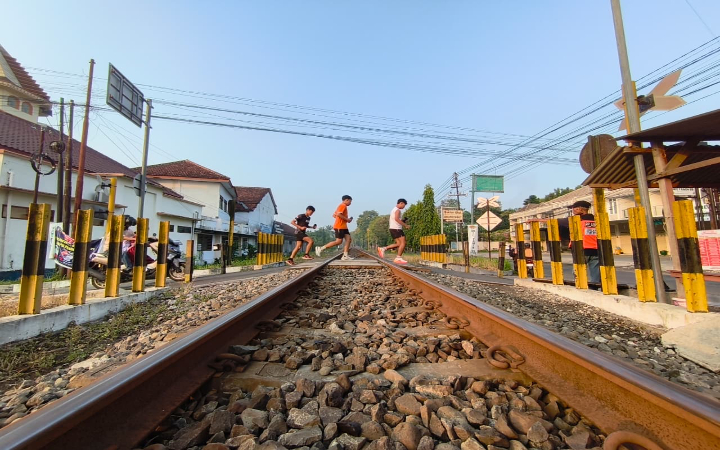 Belum semua perlintasan kereta api di Tulungagung dilengkapi dengan palang pintu.