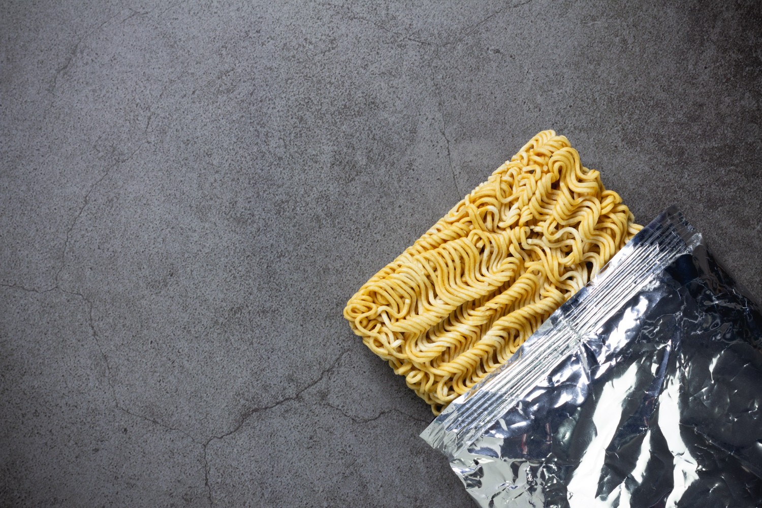 Mie instan menjadi makanan yang digemari masyarakat. (FREEPIK)