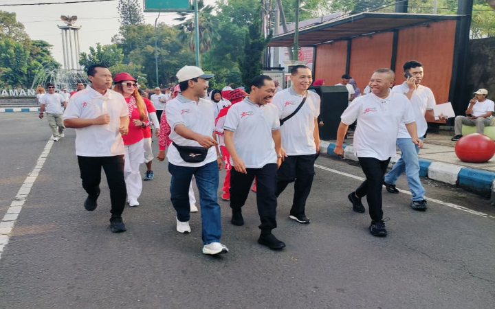 Bupati Gatut Sunu, Ketua Dekopinda Tulungagung H. Nyadin, Sekda Tri Hariadi, Kepala Dinkop UM Slamet Sunarto, bersama ribuan peserta jalan sehat HUT Ke-78 Koperasi dan HUT Ke-80 RI ikut jalan sehat.