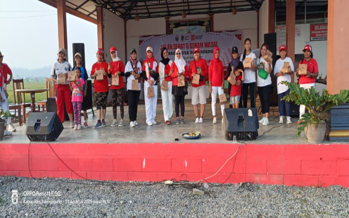 Warga dan panitia senam masal Desa Ngrendeng terlihat senang mendapat doorprize dalam rangkaian kegiatan PHBN 2025.