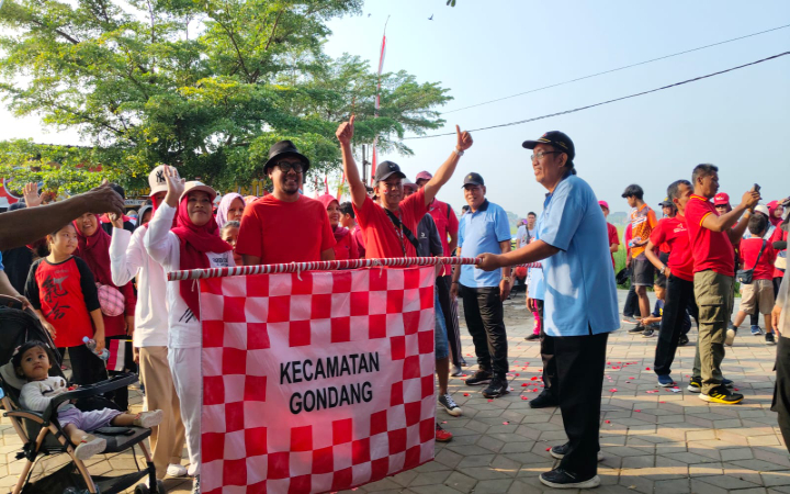 Kepala Desa Ngrendeng, Kecamatan Gondang, Kabupaten Tulungagung, Nurjiman SPd MMPd memberangkatan peserta jalan sehat serta di Taman wisata Widowati, Minggu (24/8/2025).