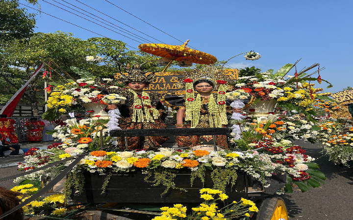 Siswa-siswi SDN 1 Kampungdalem memeragakan raja-ratu Kediri di karnaval karnaval tingkat sekolah dasar (SD) sederajat pada Minggu (24/8/2025) pagi.